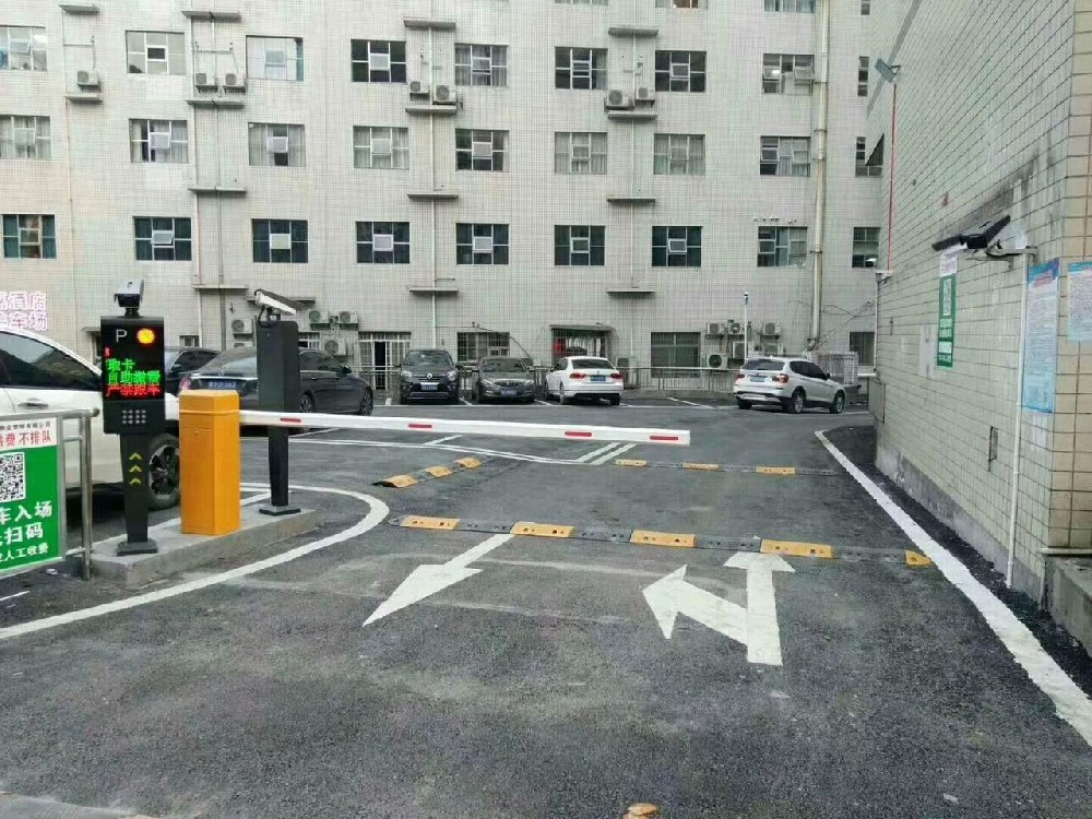 某酒店停车场